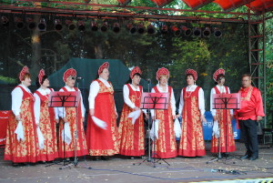 Der Chor IWUSCHKA in traditioneller Kleidung