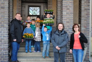 Danko Jur, Kita-Kinder, Frank Wimmers und Anja Timm (v.l.n.r.) bei der Blumenübergabe